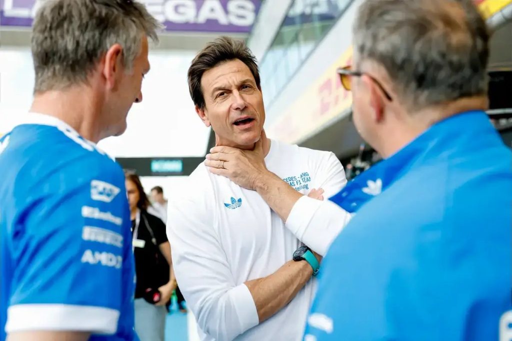 Wolff lamenta pontos perdidos de russell na luta pelo título da Mercedes