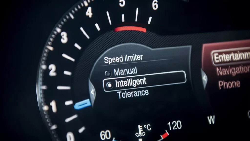 O seu carro já tem tecnologia para impedir o excesso de velocidade. Só falta a autorização