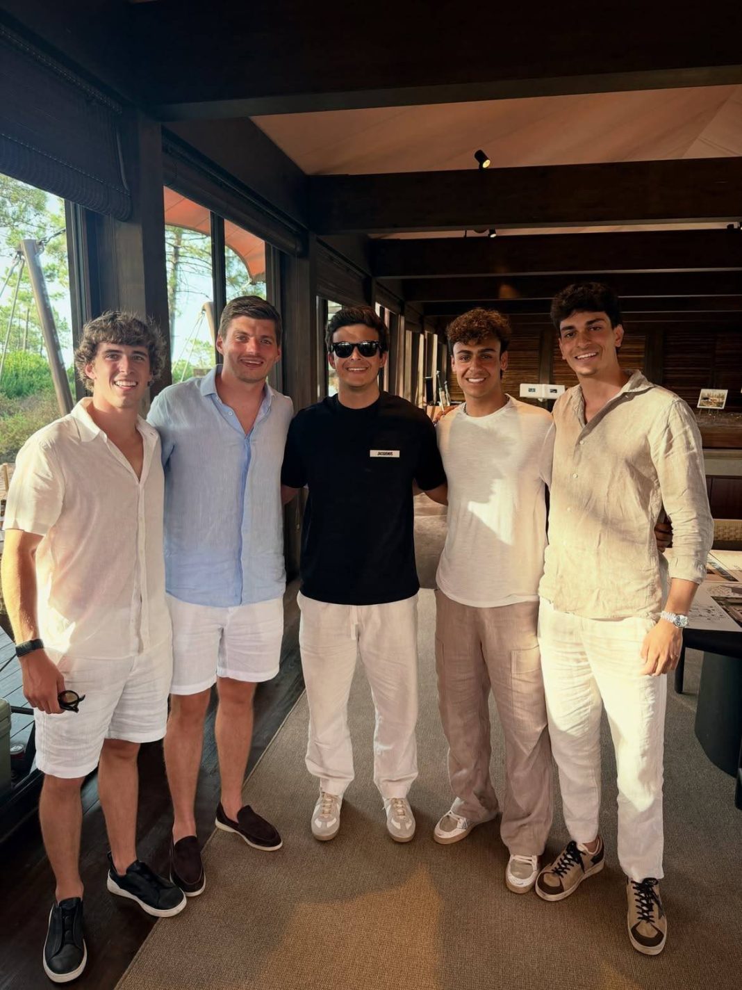 Max Verstappen aproveita pausa de verão e encontra colega da fórmula 1 na Comporta