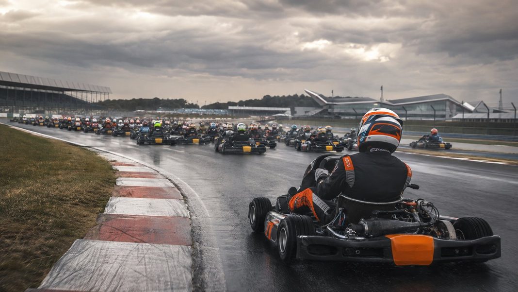 Max Verstappen desafia 100 pilotos em corrida de karts em Silverstone