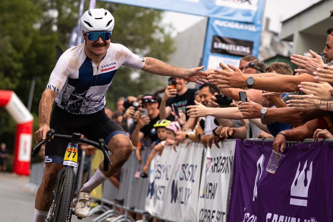 Valtteri Bottas qualifica-se para campeonato mundial de ciclismo gravel