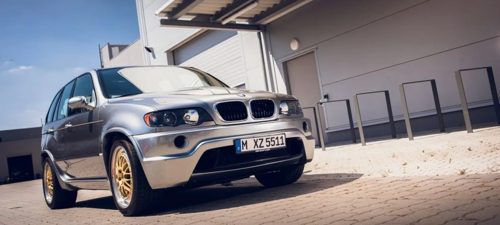 BMW nunca fez um X5 M destes. Agora alguém decidiu meter-lhe um V10 e uma caixa manual