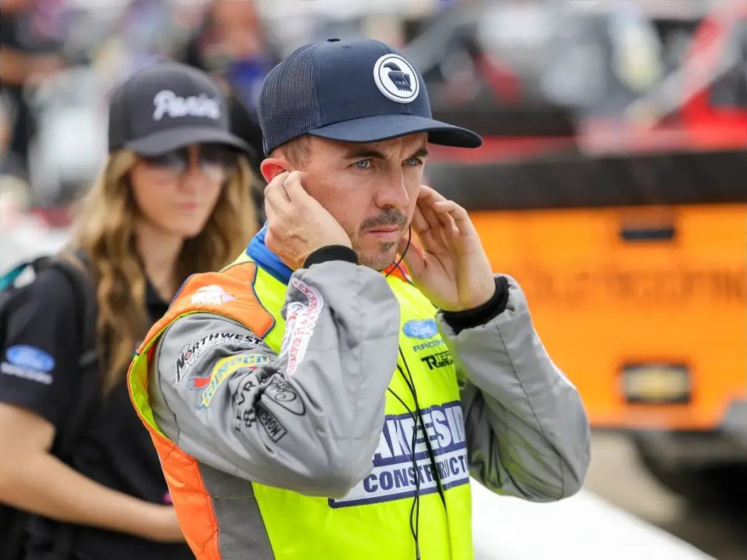 Frankie Muniz cede lugar no NASCAR para ajudar colega de equipa