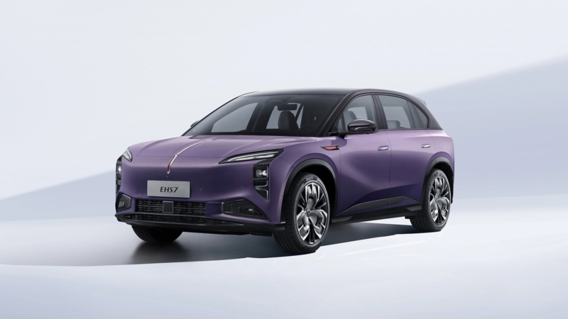 Hongqi cria teto solar para carros elétricos que pode acrescentar 80 km de autonomia por dia
