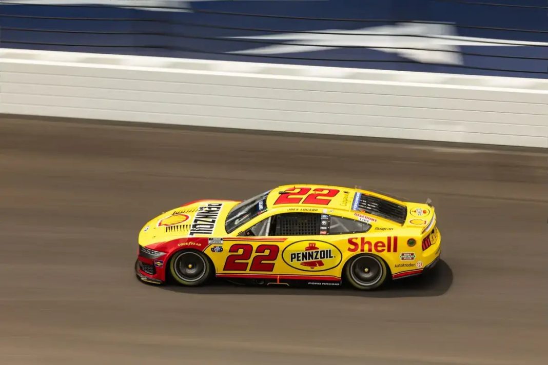 Joey Logano desafia críticos após título polémico na NASCAR