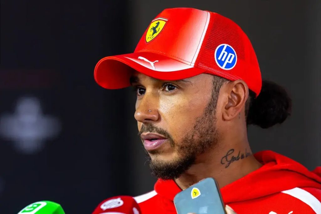 Lewis Hamilton elogia espírito na Ferrari mas exige mais evolução