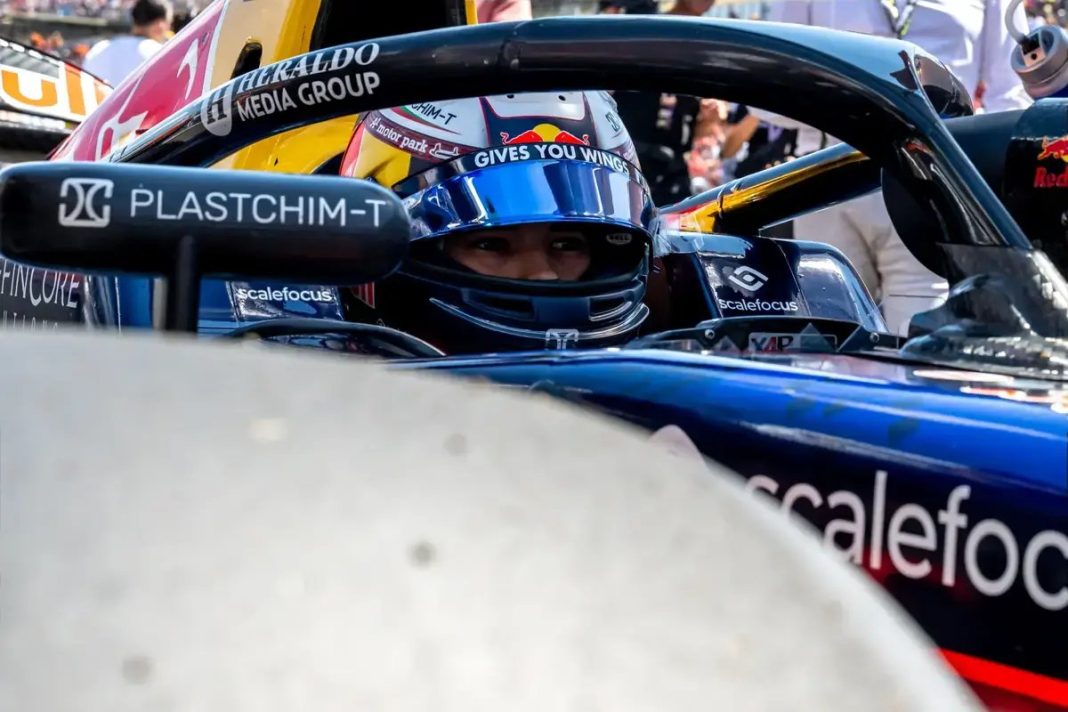 Nikola Tsolov faz estreia incrível ao testar F1 com Red Bull