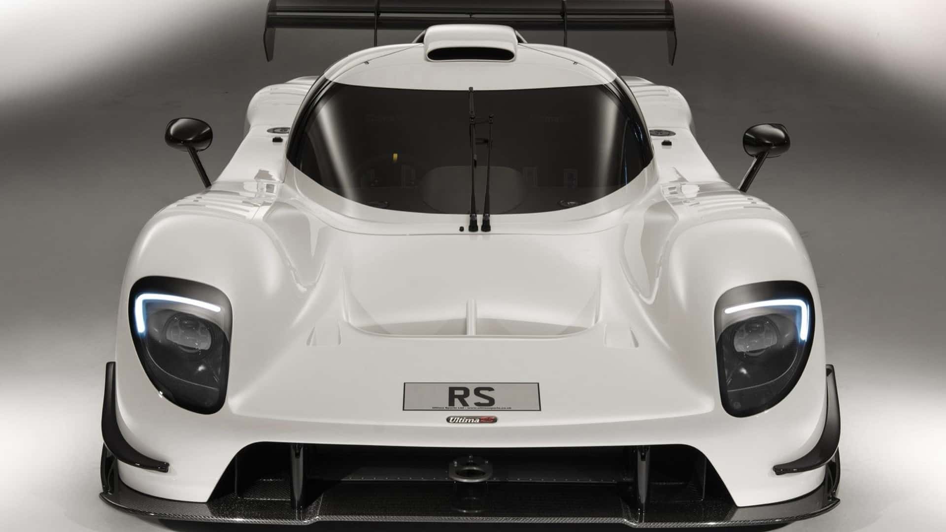 Tem 700 CV, motor V8 central e quer desafiar o Corvette ZR1