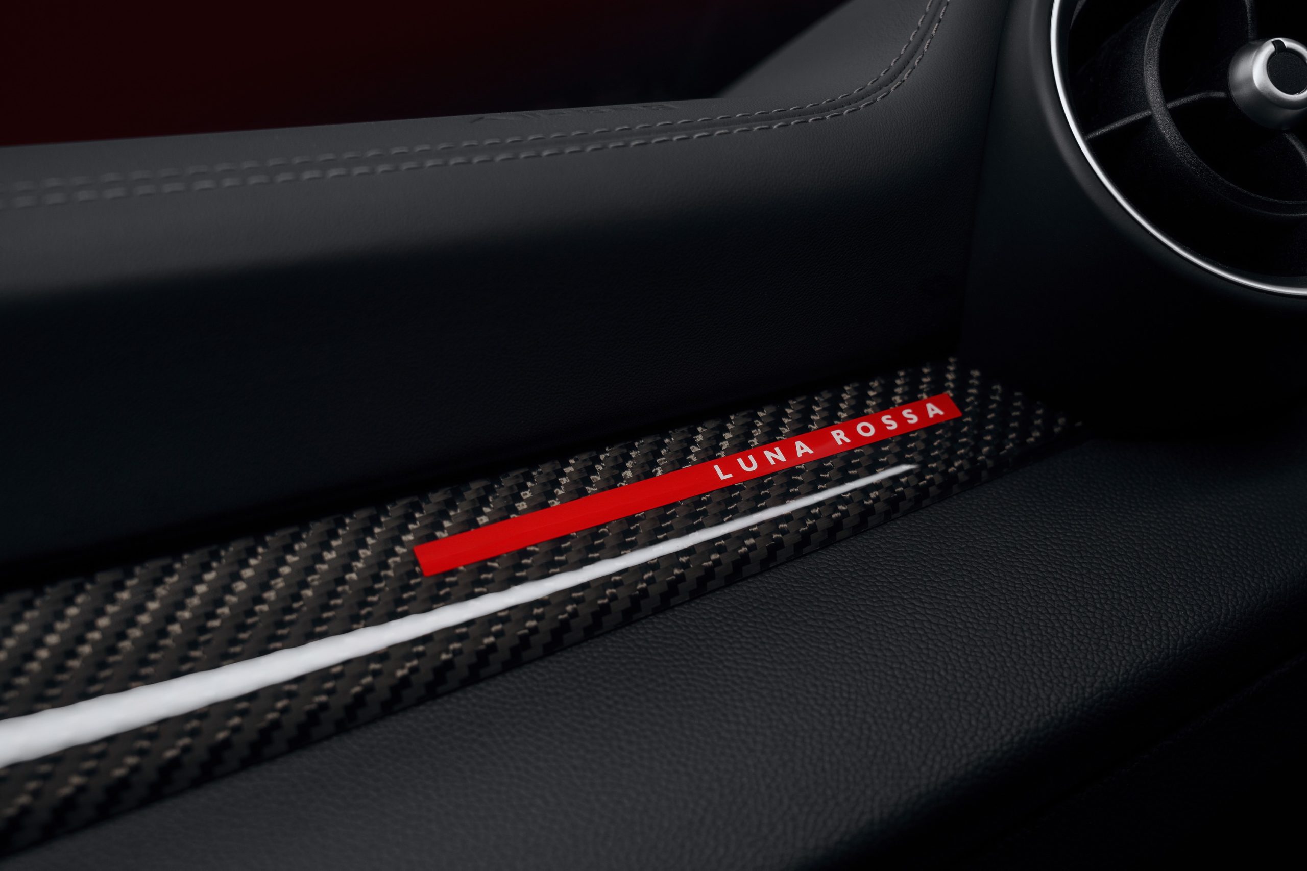 A Alfa Romeo Giulia Edizione Luna Rossa, nas fotografias oficiais da marca.