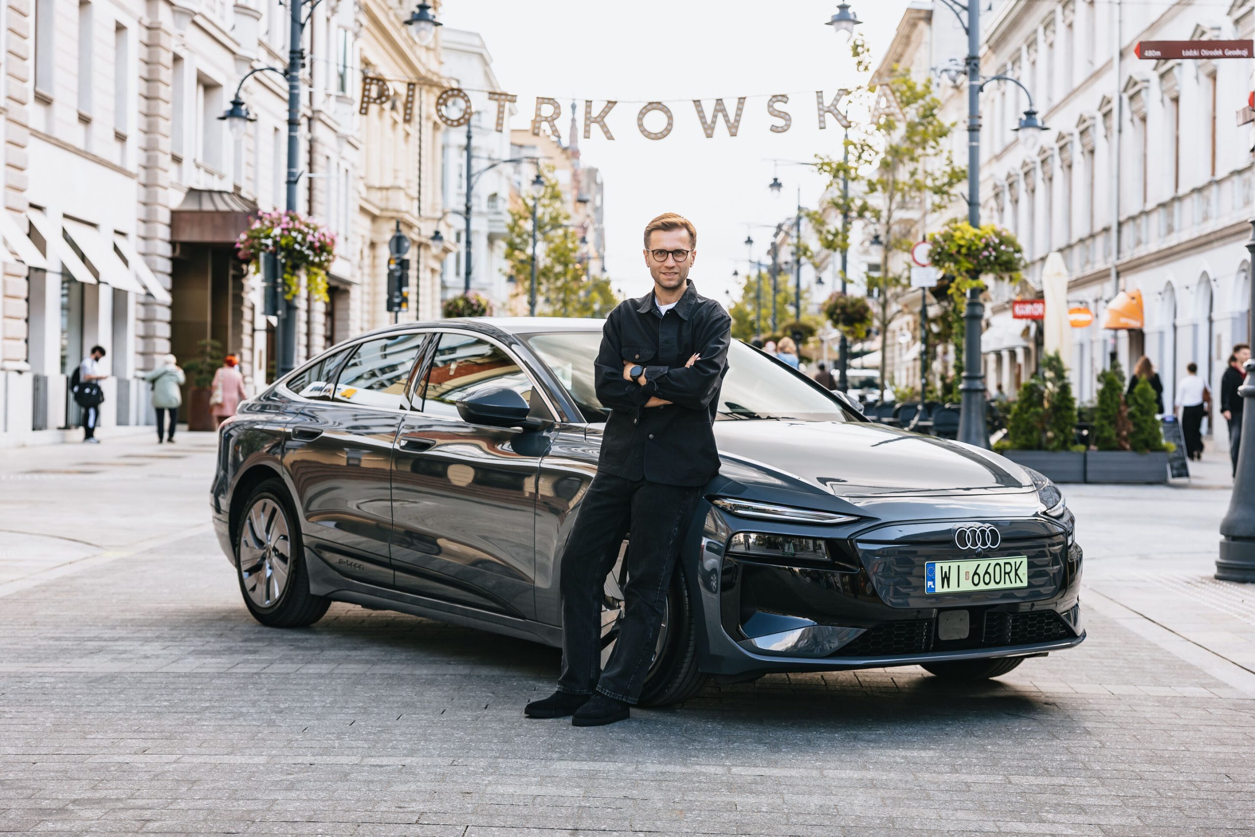 Miko Marczyk junto ao Audi A6 Sportback e-tron performance com que percorreu 1 338 km sem carregar.