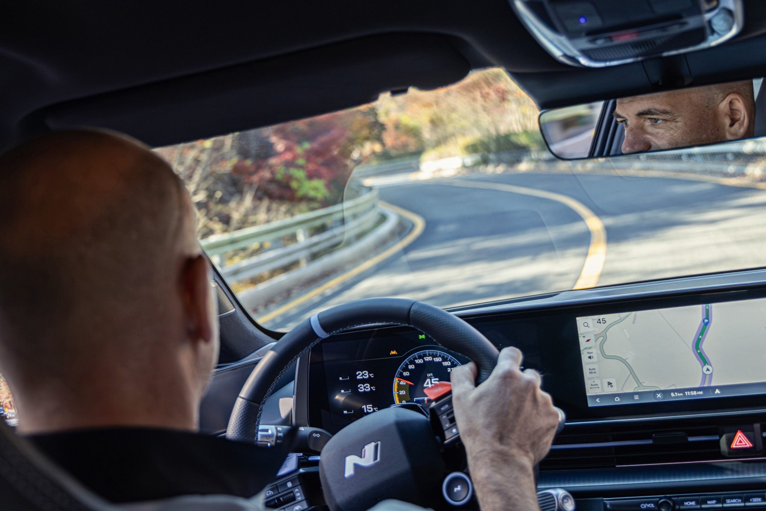 Manfred Harrer ao volante do IONIQ 6 N nas estradas à volta de Seul, numa fotografia oficial da Hyundai.