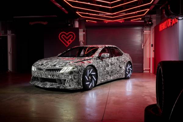 O exterior do Vision Driving Experience, o protótipo com um motor eléctrico em cada roda; não é o modelo de série.