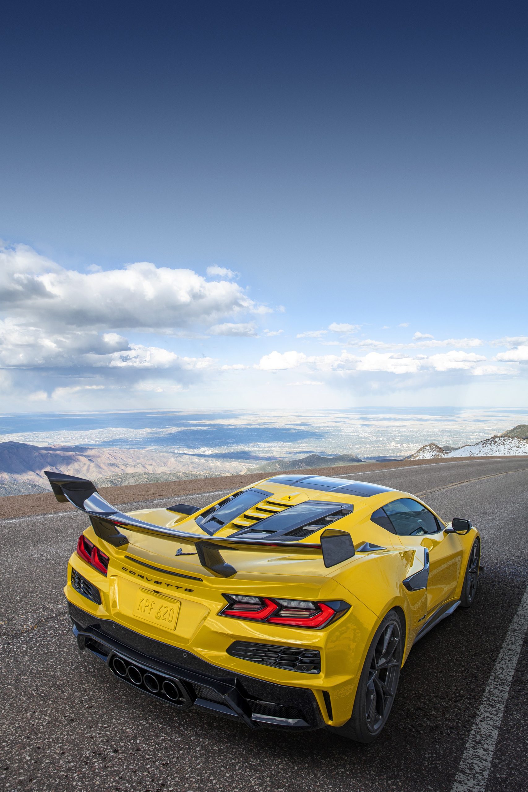 A traseira do Corvette ZR1 C8, com o vidro traseiro dividido ao meio, numa estrada de montanha.