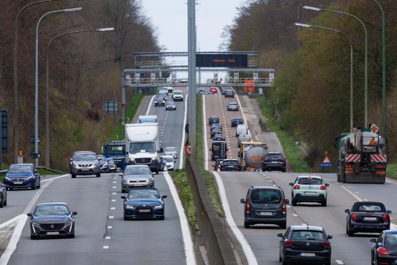 Trânsito na Bélgica; os híbridos continuam a ser a motorização mais escolhida na Europa. Imagem ilustrativa