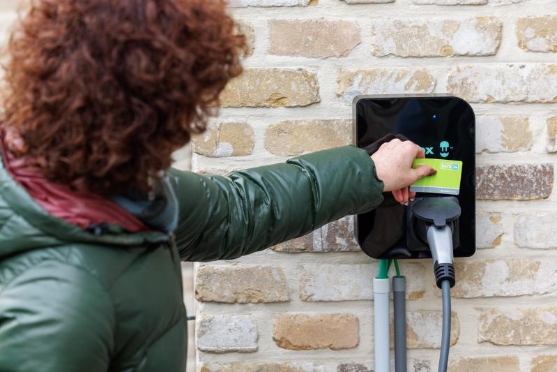 Um automóvel elétrico a carregar num posto público. Imagem ilustrativa, não captada em Portugal