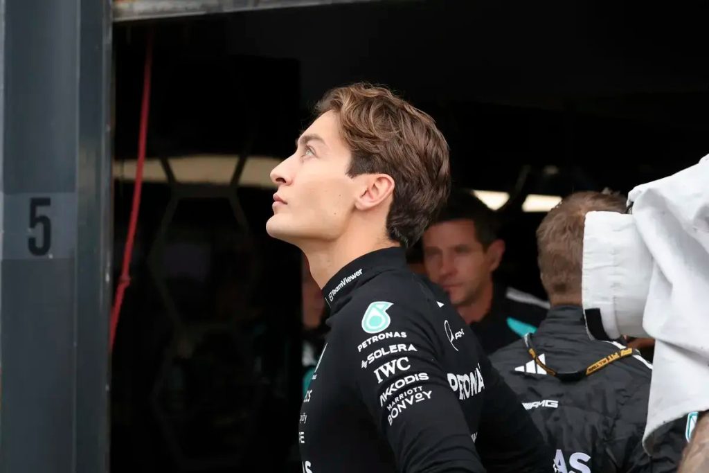 George Russell alerta para risco de recuo da Mercedes com atrasos