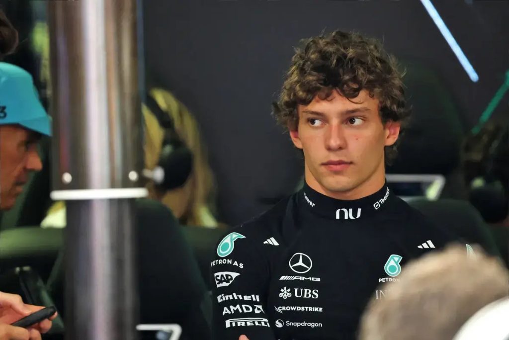 Kimi Antonelli apoia George Russell na luta pela pole no GP de itália