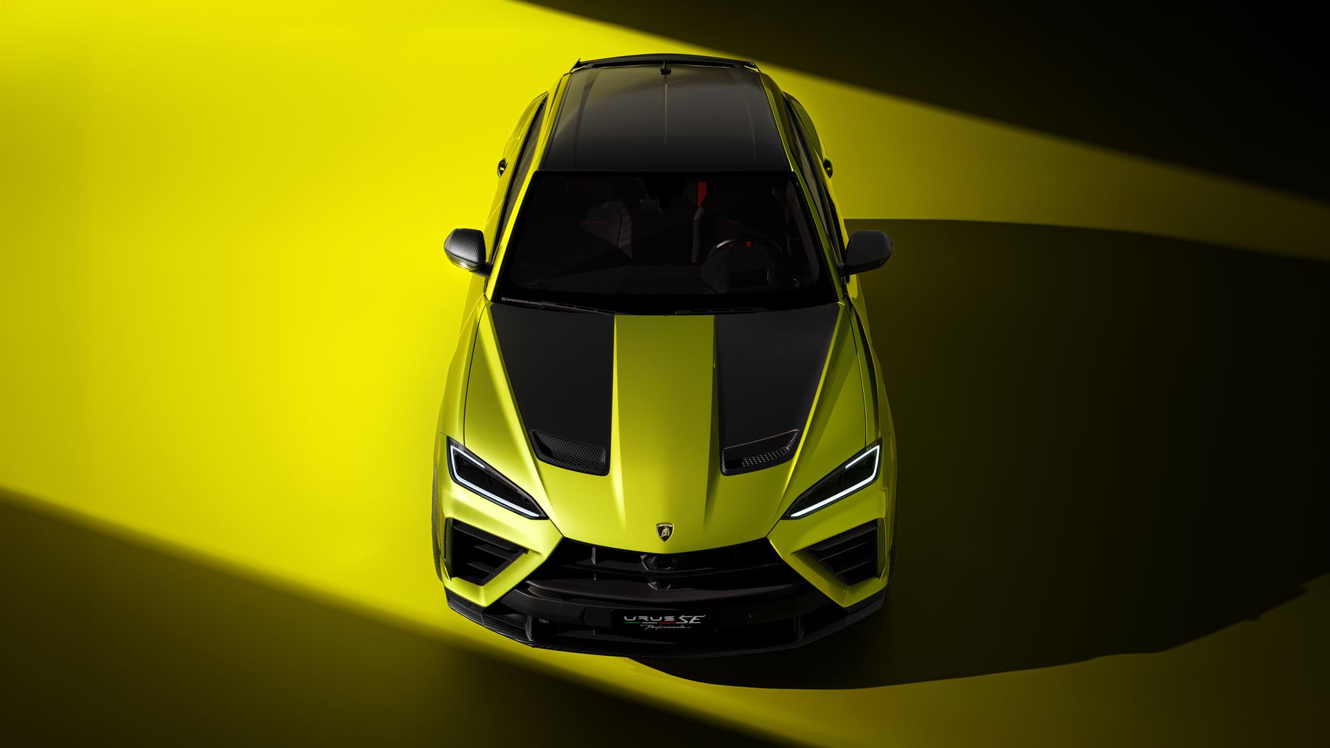 Imagem de estúdio do Urus SE Performante na nova cor Giallo Crius