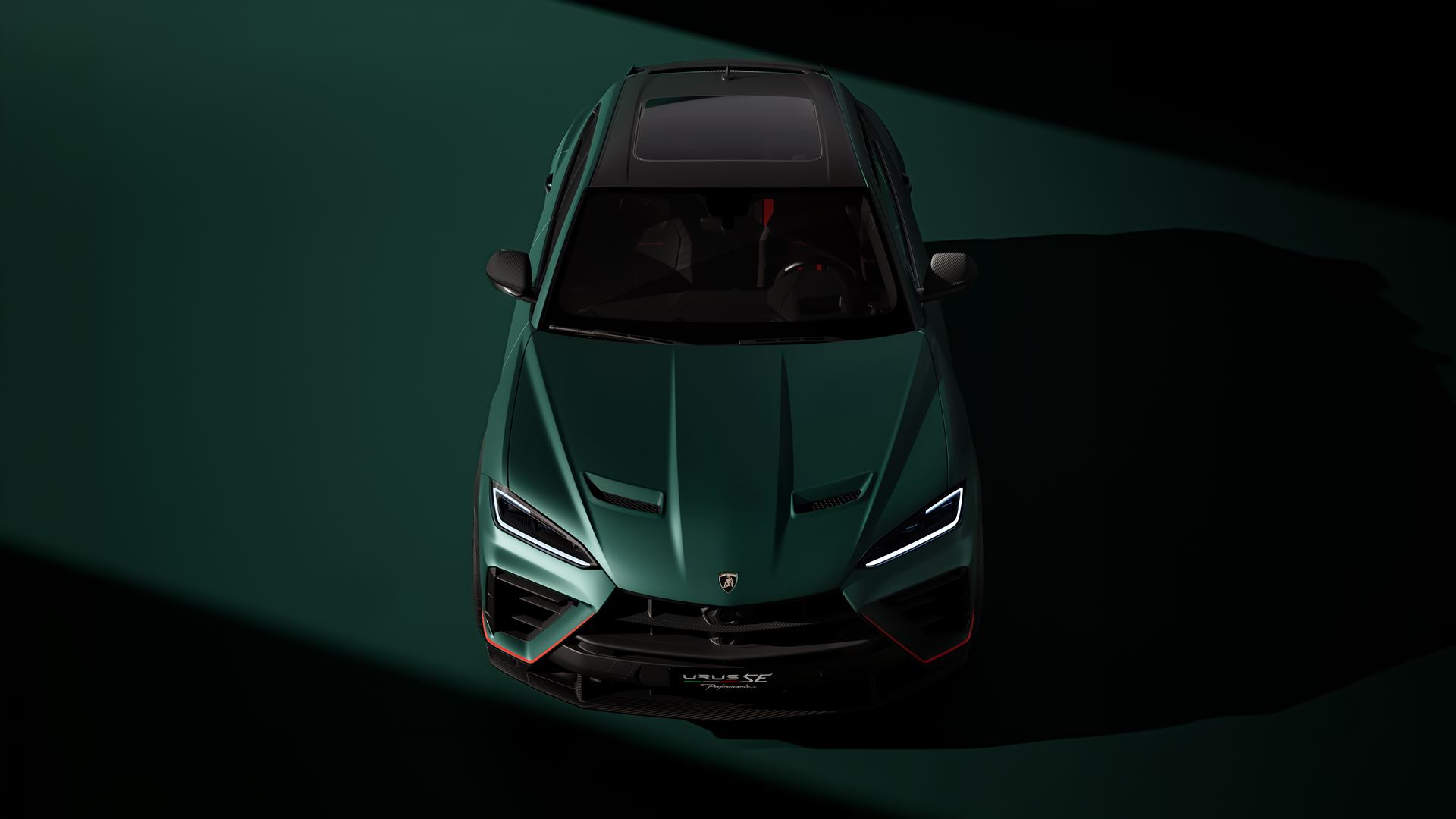 O Urus SE Performante em estúdio, na cor Verde Hydra, onde se percebem as alterações de carroçaria