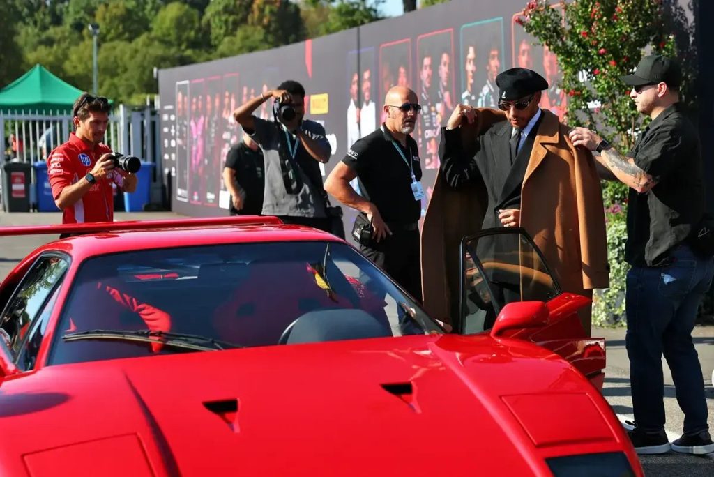 Lewis Hamilton chega a Monza em Ferrari F40 restaurado antes do GP italiano