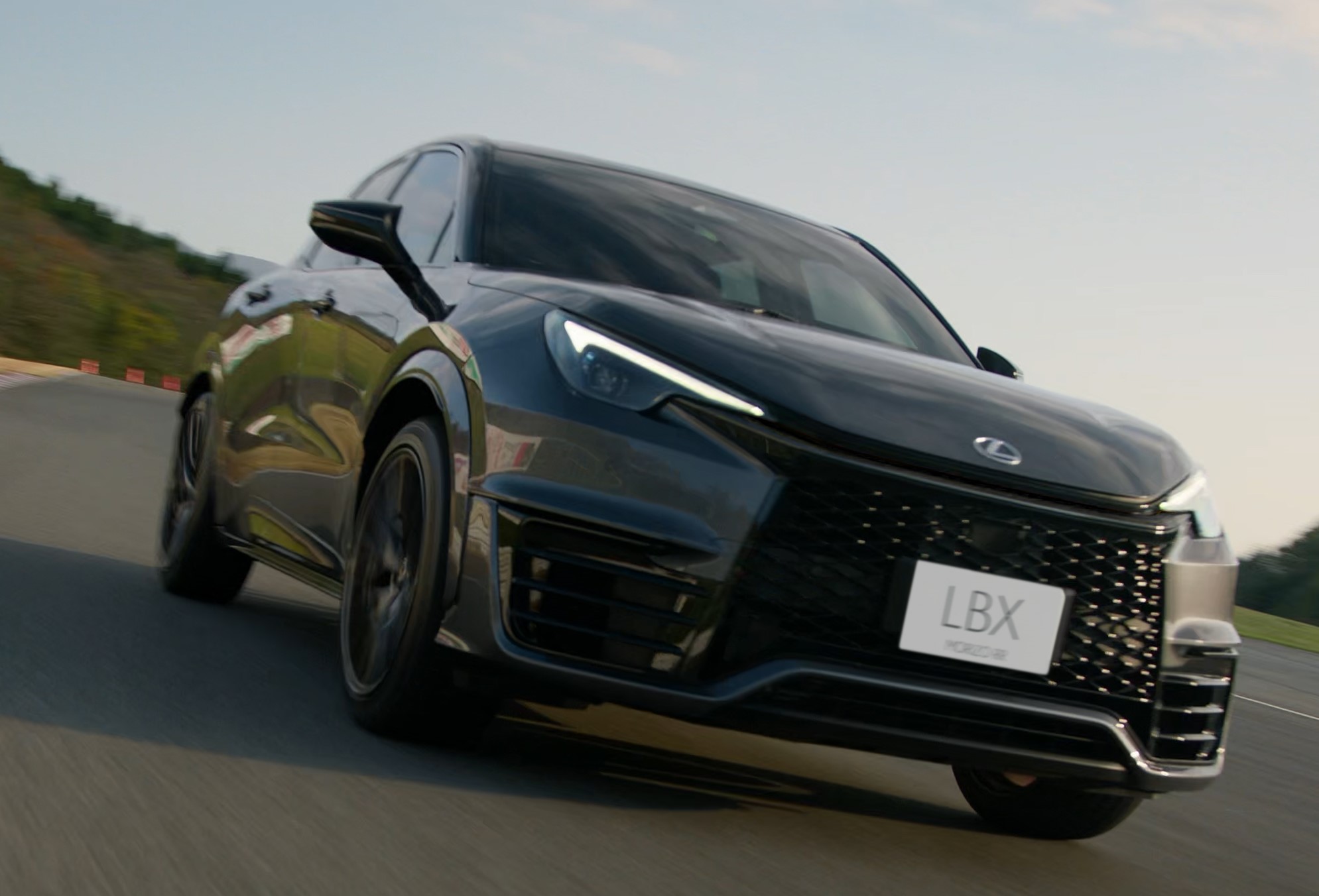 Na imagem, o Lexus LBX Morizo RR atual, em preto e Sonic Chrome, numa fotografia oficial da Lexus; a versão mais radical ainda não foi revelada e a marca não publicou fotografias do protótipo.