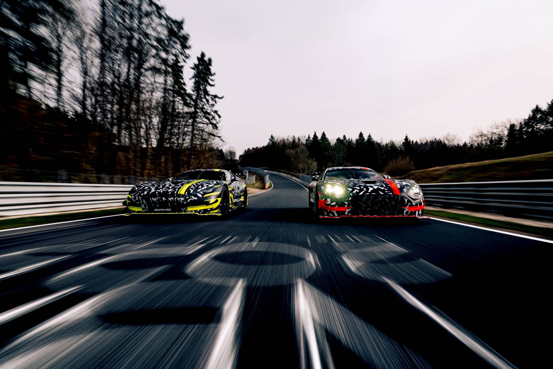 Um dos protótipos camuflados do AMG GT Black Series e do GT3 em testes, numa fotografia oficial da Mercedes-AMG