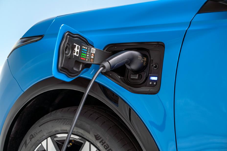 A ficha de carregamento do Micra elétrico, com o cabo ligado