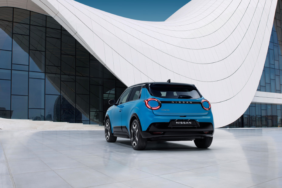 Traseira do Micra elétrico, com o tejadilho preto de contraste