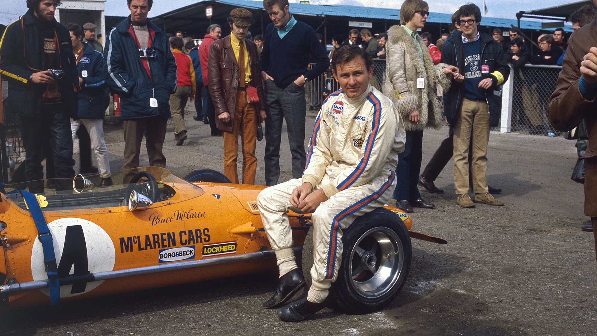 Fotografia de arquivo da McLaren: Bruce McLaren em Março de 1970, com o McLaren Ford M14A, antes do início da Race of Champions em Brands Hatch. Não é o novo logótipo, mas é a ele que a marca volta com a nova identidade.
