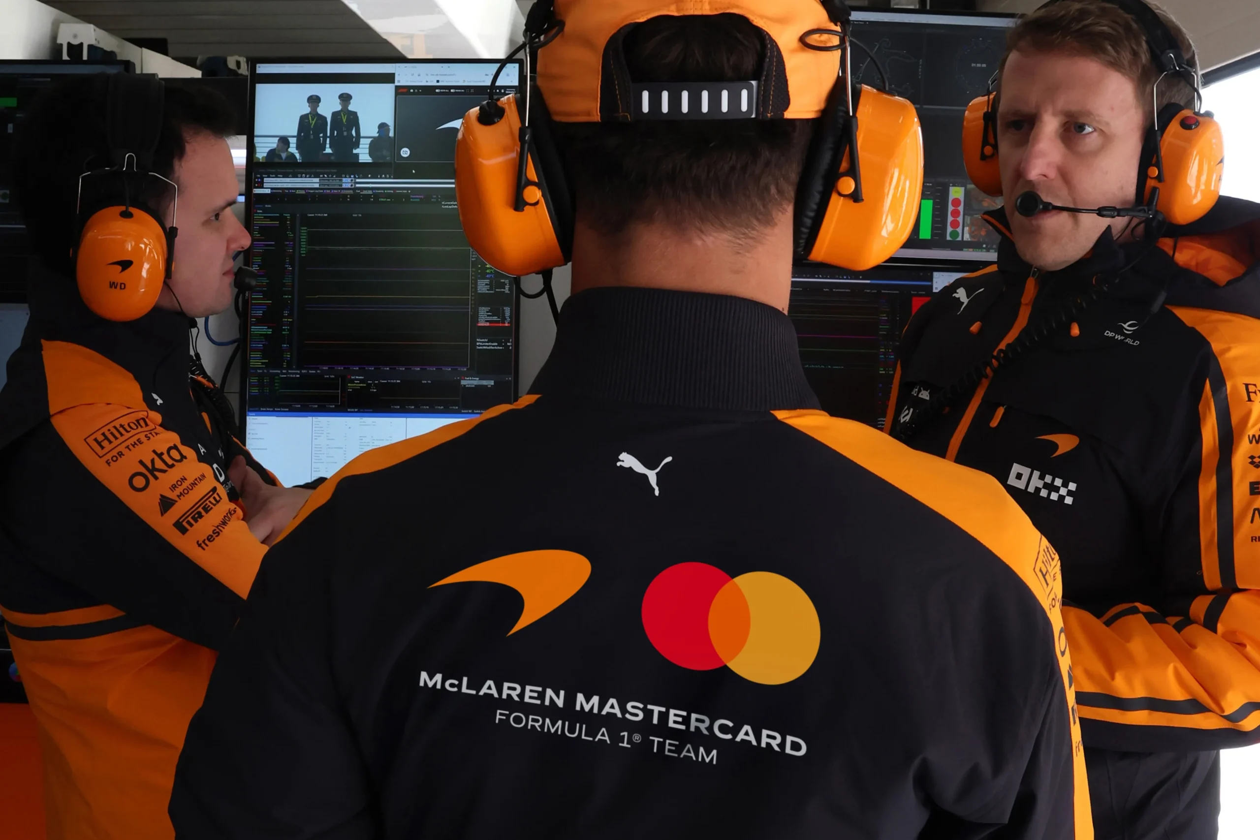 A nova identidade aplicada ao equipamento oficial das equipas McLaren.