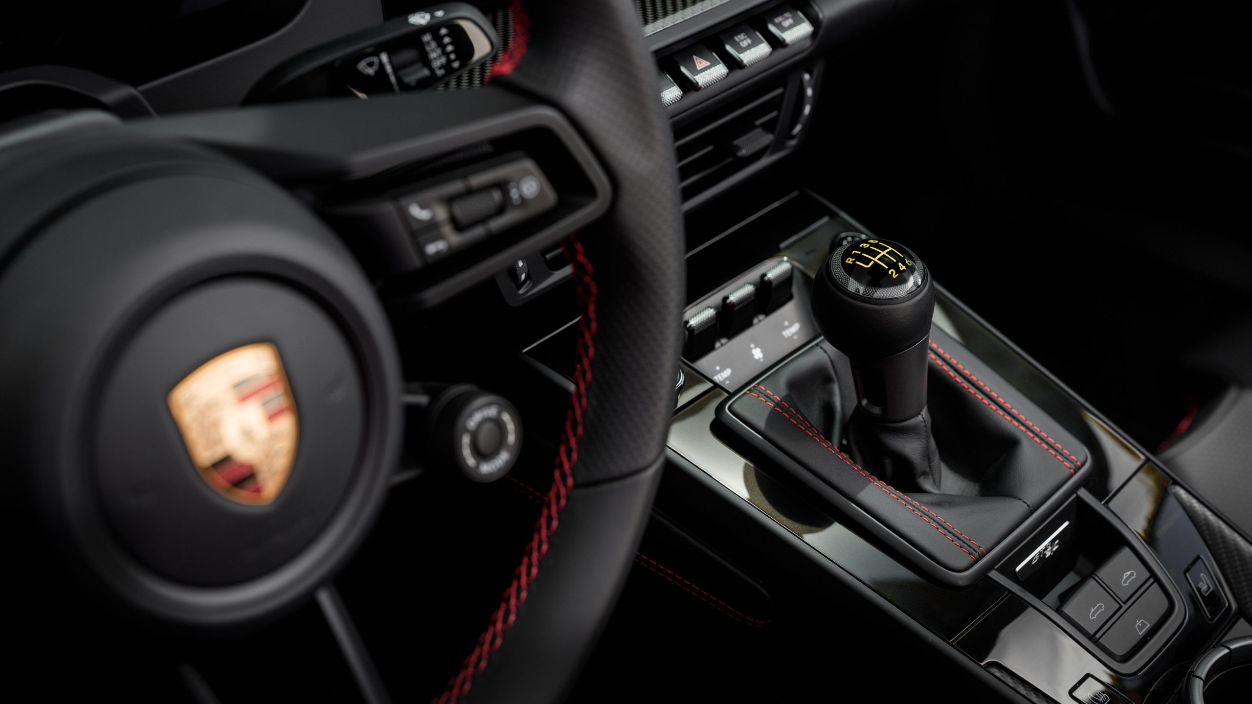 O posto de condução do 911 GT3 S/C, com volante em pele perfurada.