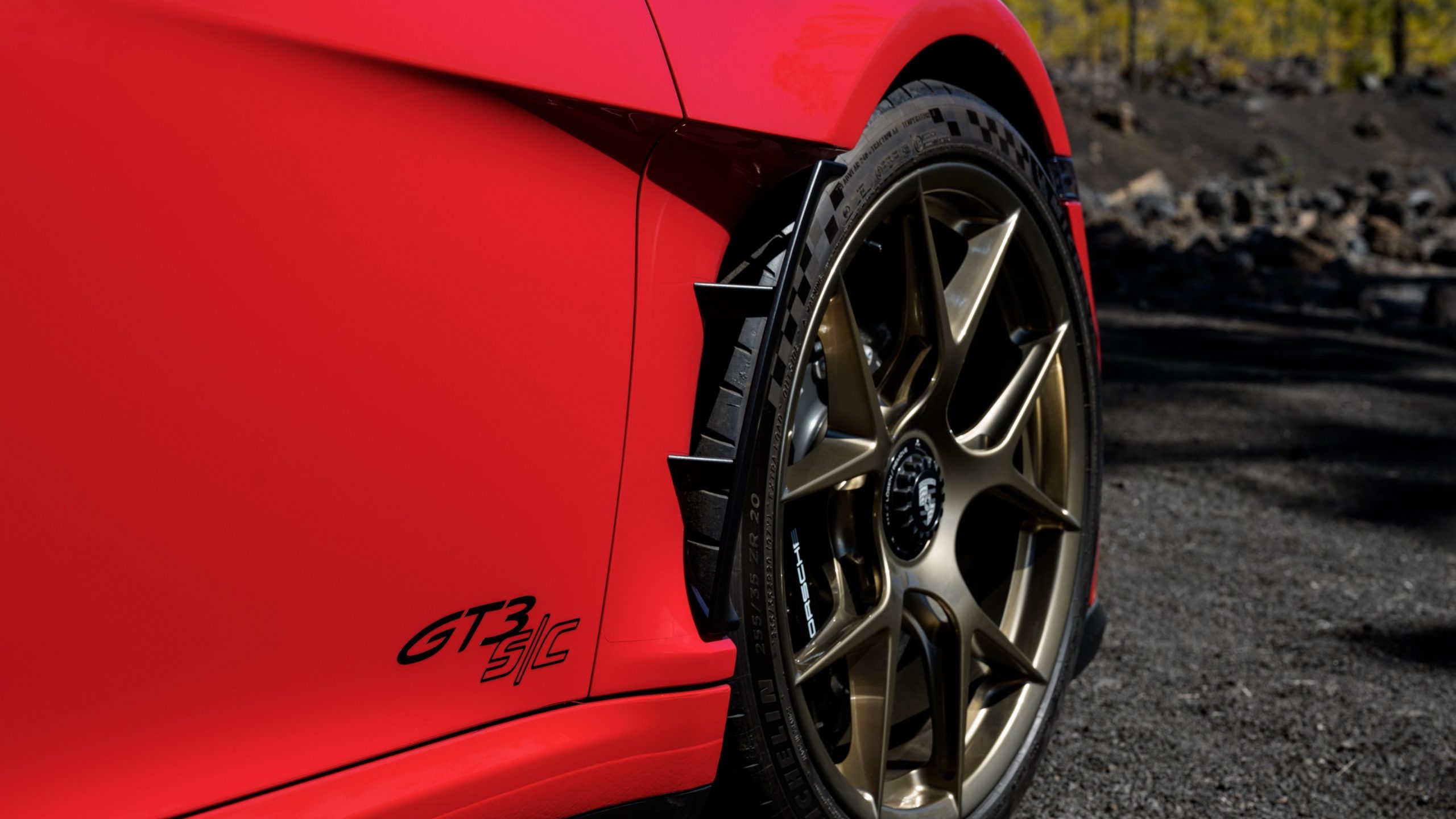 Pormenor do 911 GT3 S/C, com peças em carbono herdadas do 911 S/T.