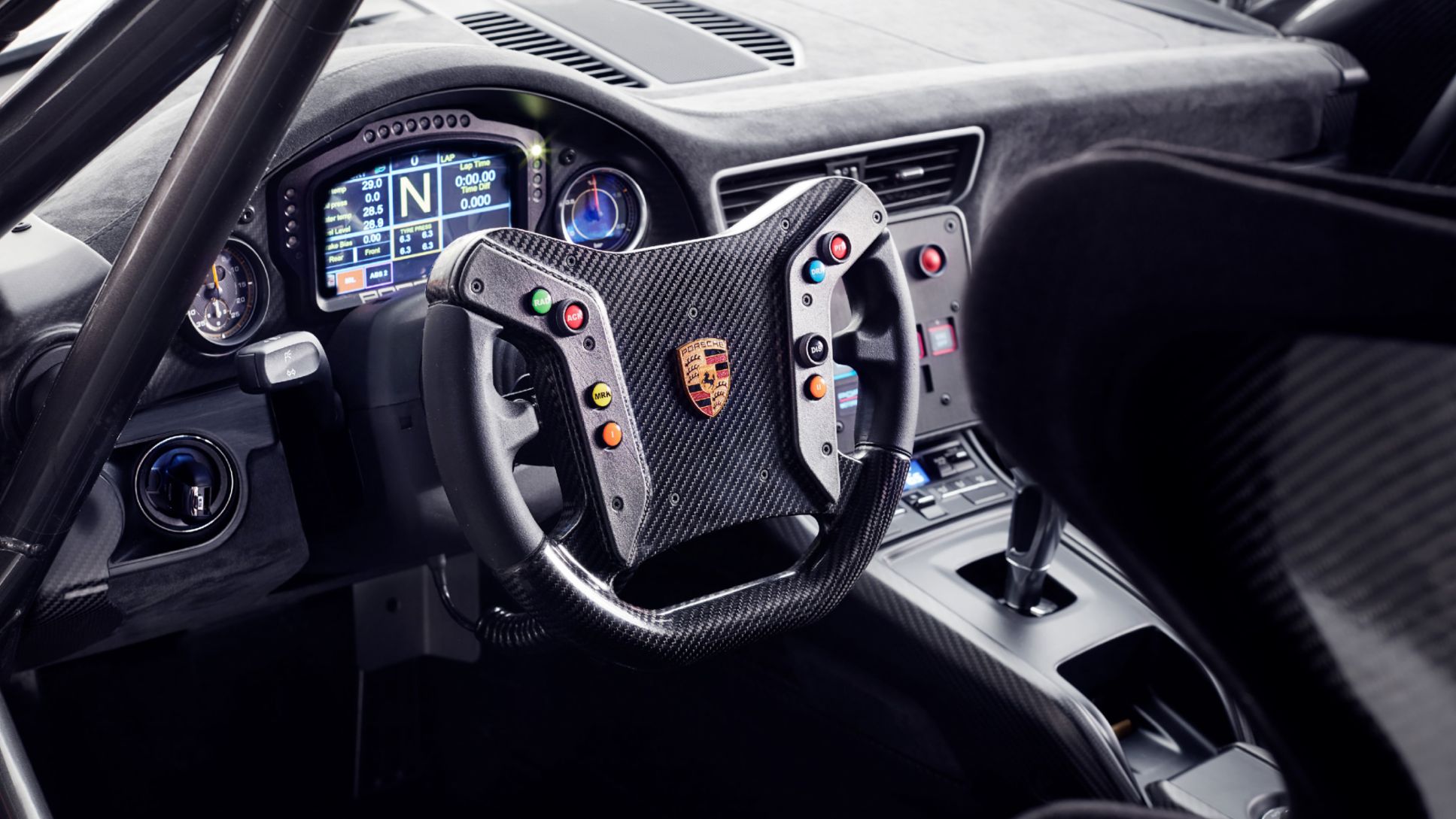 O interior do 935, com banco de competição, arco de segurança e volante de corrida. Imagem oficial da Porsche.