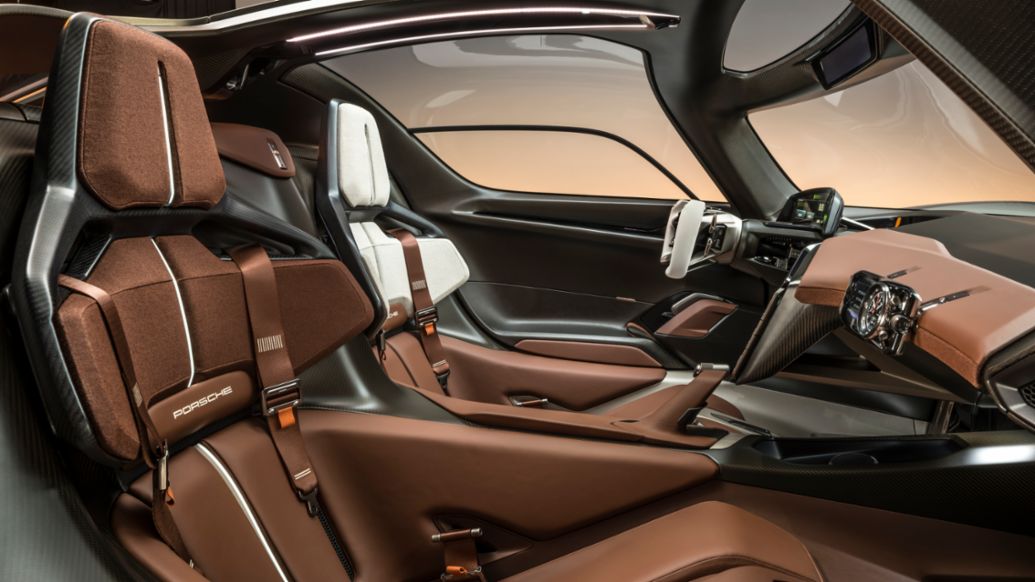 O interior assimétrico do Mission X, com o banco do condutor em Kalahari Grey e o do passageiro em Andalusia Brown. Dá a medida do nível de acabamento de um topo de gama da casa.