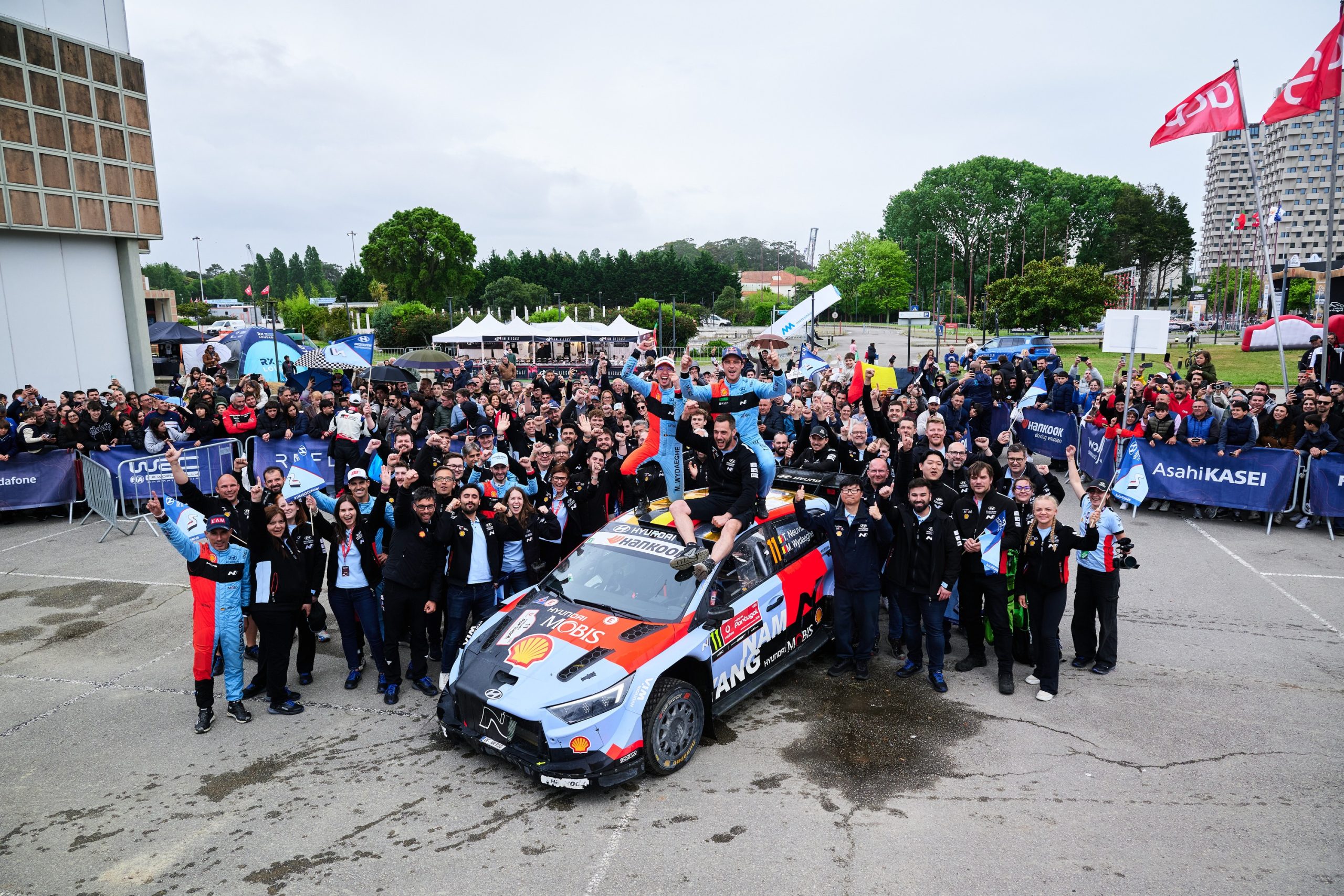 O ambiente no último dia do Rali de Portugal de 2026, com o i20 N Rally1 de Neuville e Wydaeghe. Fotografia da Hyundai Motorsport.