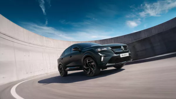 Outra imagem do dossier de imprensa da Renault sobre o Rafale Hypnotic, que junta à cor acetinada os detalhes em preto brilhante e os emblemas Alpine.