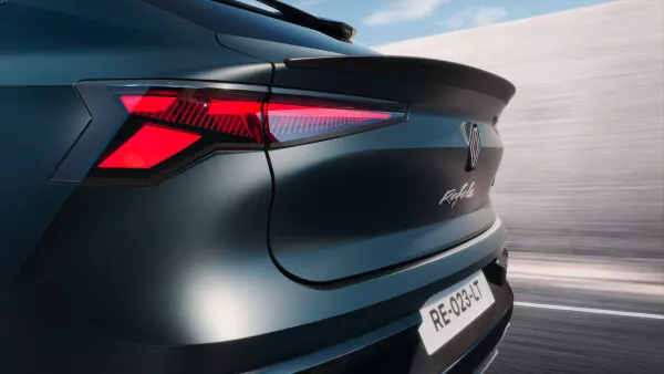 O Rafale Hypnotic parte da versão hyper hybrid E-Tech 4x4 de 300 cv, com até 105 km em modo eléctrico. Imagem oficial da Renault.