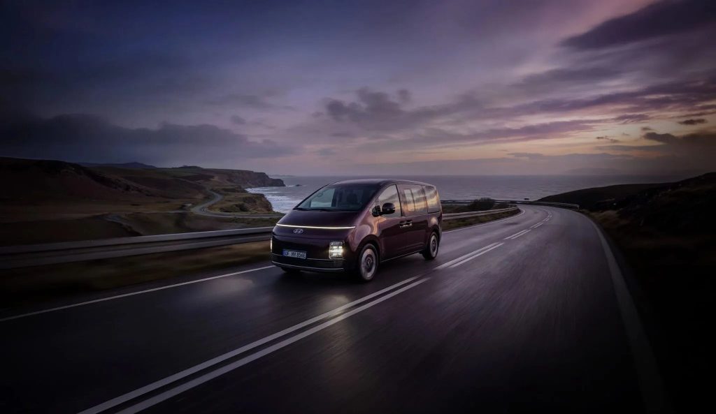 Tem até 8 lugares, 430 km de autonomia e custa quase o mesmo que um ID. Buzz… é a nova Hyundai Staria EV