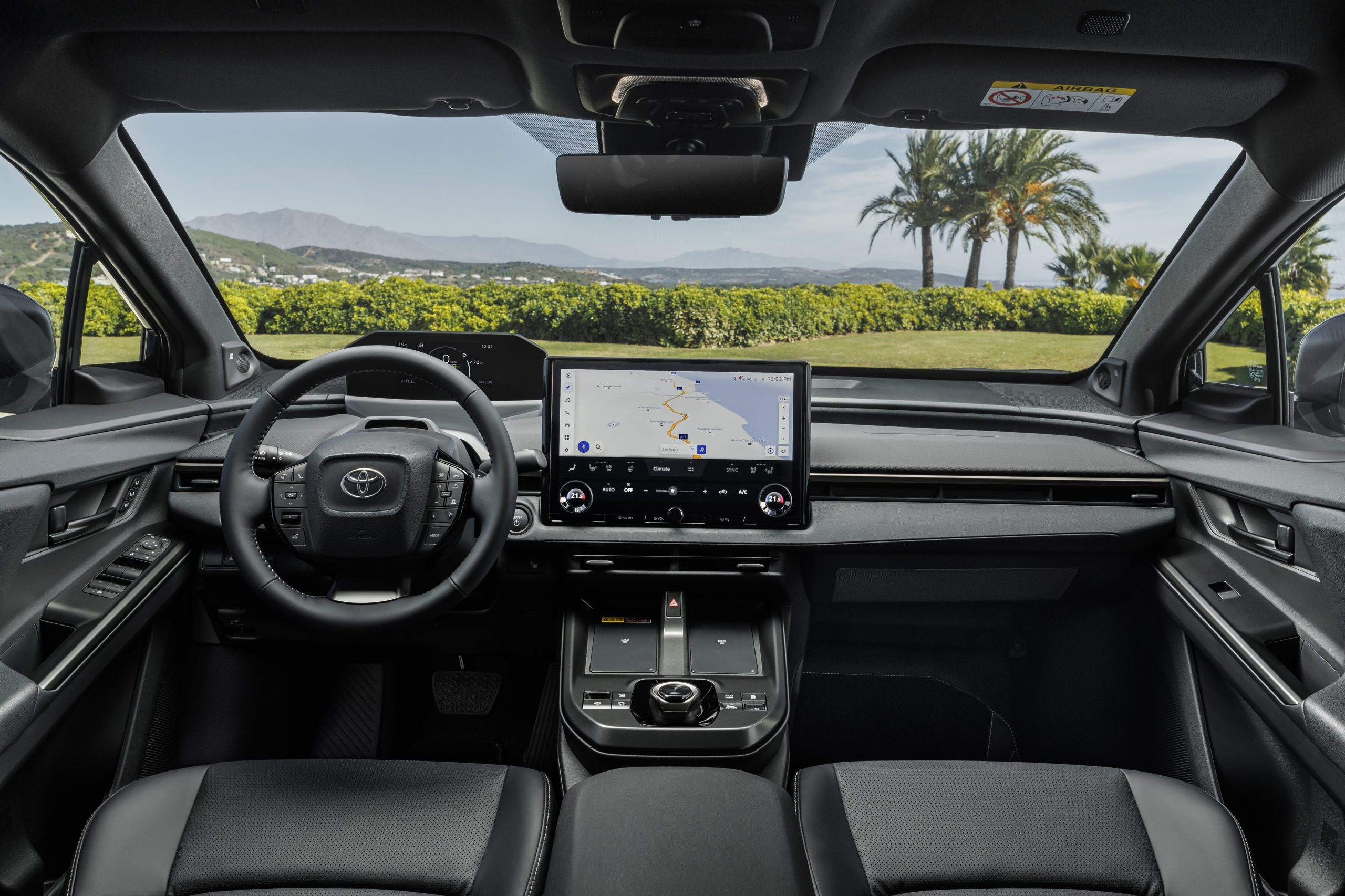O interior do bZ4X de especificação europeia, o eléctrico que a Toyota vende em Portugal.