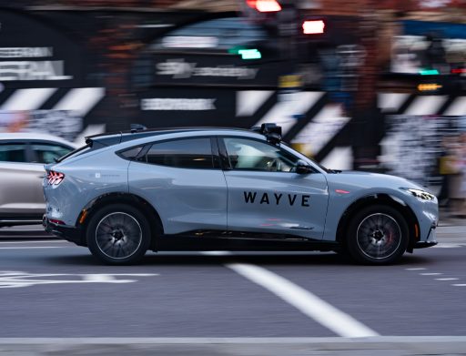 Um dos veículos de ensaio que a Wayve usa em Londres, um Ford Mustang Mach-E adaptado; serve para mostrar a tecnologia, não o futuro modelo da Mercedes