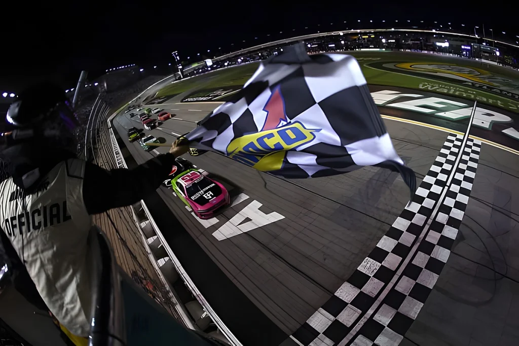 Ryan Blaney vence o cup da NASCAR em atlanta dominando a corrida