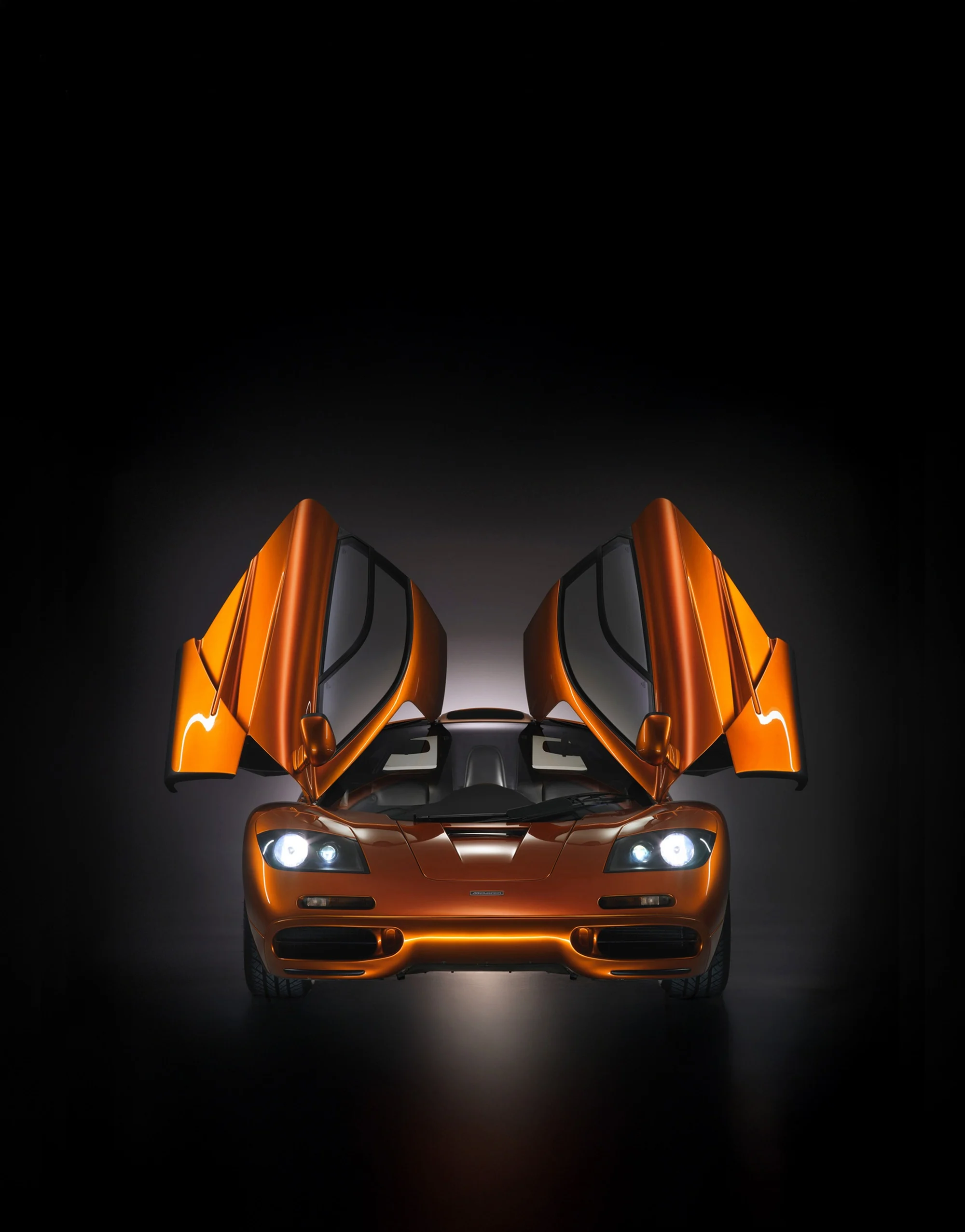 O McLaren F1 com as portas abertas.