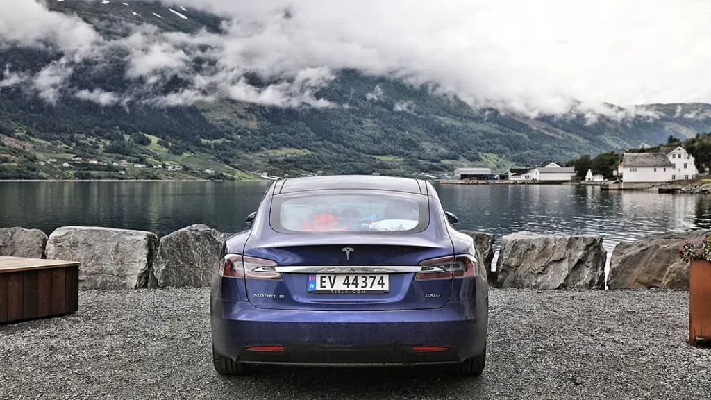 Noruega está perto de abandonar os carros a combustão: 95,9% dos novos automóveis são elétricos