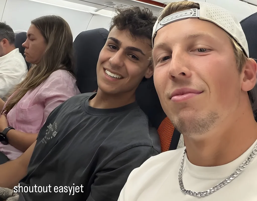 Liam Lawson e Arvid Lindblad surpreendem fãs em voo low-cost após GP da bélgica