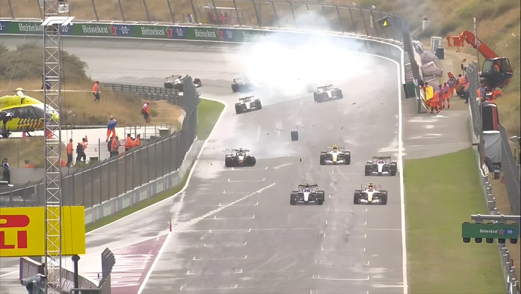 Desastre para Verstappen: enorme acidente provoca bandeira vermelha em Zandvoort — piloto sai ileso (VIDEO)