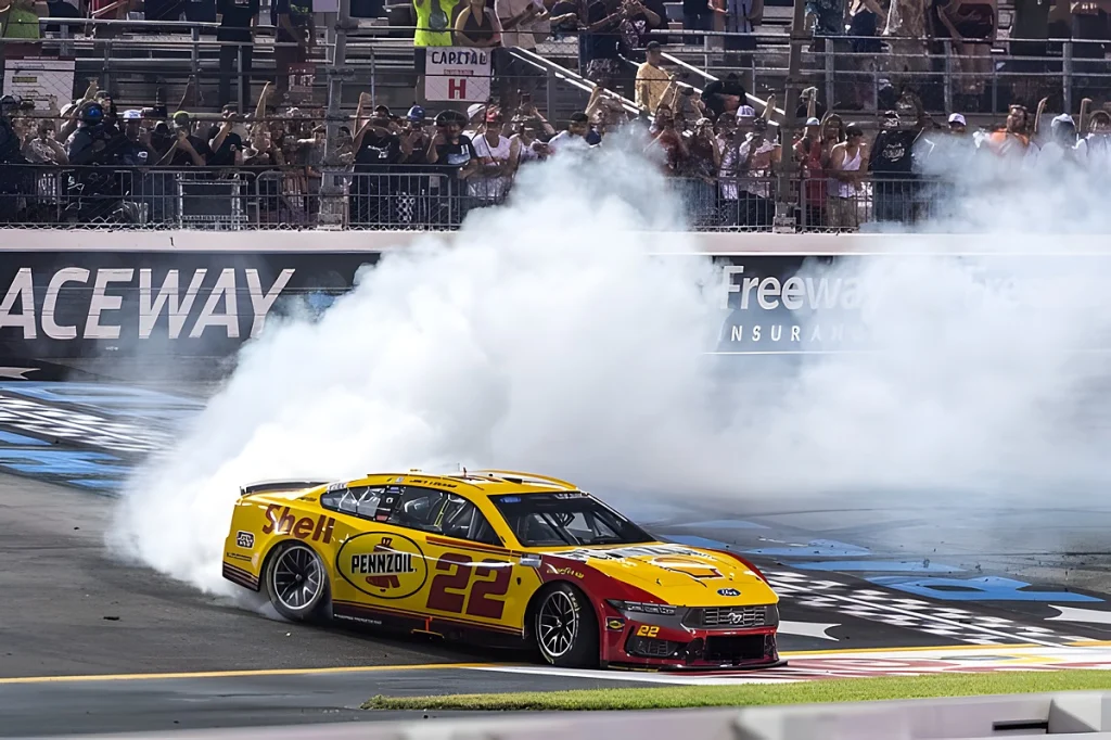 Joey Logano conquista segunda vitória da temporada 2026
