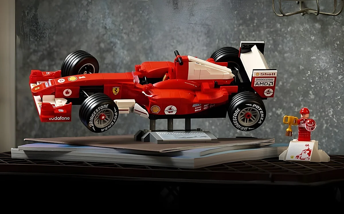 LEGO homenageia Michael Schumacher com um gigantesco mosaico e espetáculo de luzes em Milão no fim de semana do GP de Monza