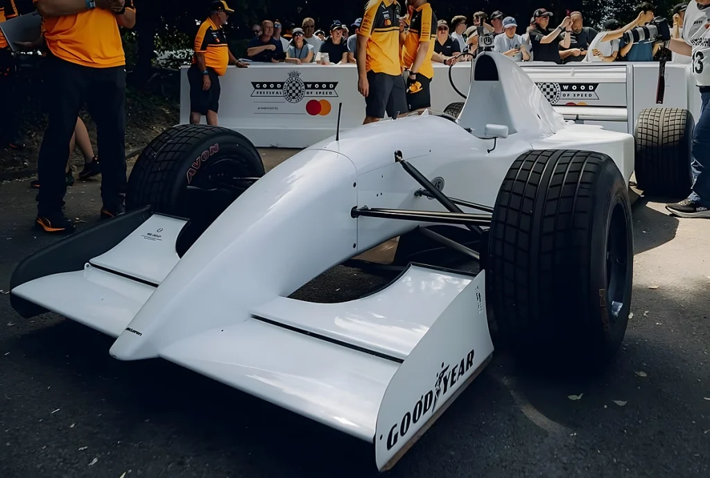 Carro McLaren F1 de Ayrton Senna MP4/8 faz primeira corrida pública (VIDEO)