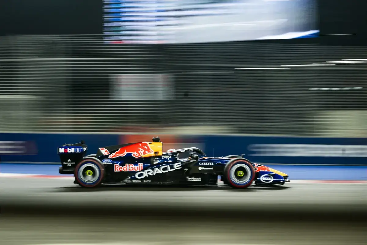 Verstappen domina e Russell elogia Red Bull após singapura