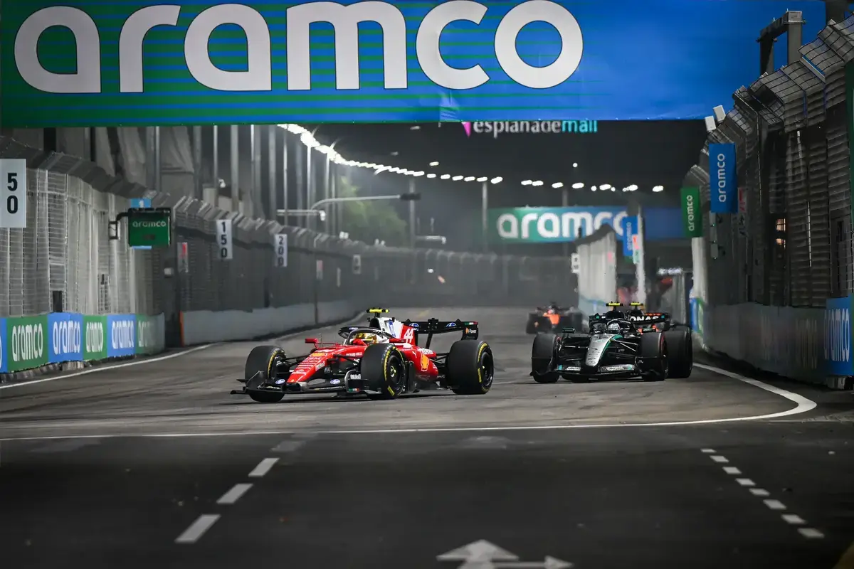 Lewis Hamilton lamenta estratégia falhada após GP de Singapura
